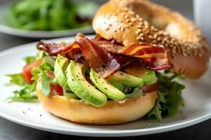 Frais beignet chignon avec bacon, avocat, tomates et Roquette vert salade sur blanc plaque, proche en haut. ai généré. photo