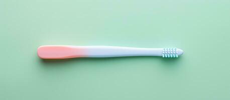 photo de une rose et blanc brosse à dents sur une vert surface avec copie espace avec copie espace