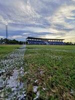 stade avec ciel, aptitude établissement avec nuageux ciel photo