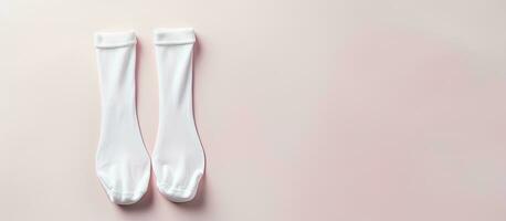 photo de une paire de blanc chaussettes sur une rose surface avec Vide espace pour texte ou conception avec copie espace