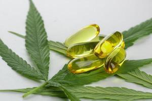 capsules d'huile essentielle de cannabis sur fond blanc photo