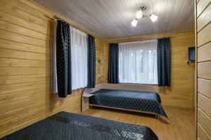 intérieur de en bois éco chambre dans studio appartements, hôtel ou propriété photo