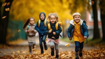 les enfants heureux vont à l'école photo