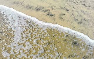 humide plage le sable l'eau et vagues texture et modèle dans Mexique. photo