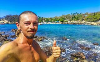 selfie avec rochers falaises vue vagues plage puerto escondido Mexique. photo