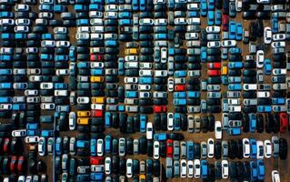 aérien vue Nouveau voiture doublé en haut dans le Port pour importer et exportation affaires la logistique à concession pour vente, voiture et automobile voiture parking parcelle. établi avec génératif ai technologie. photo