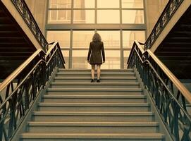 jambes et pieds détail de femme d'affaires escalade escaliers en plein air. établi avec génératif ai technologie. photo