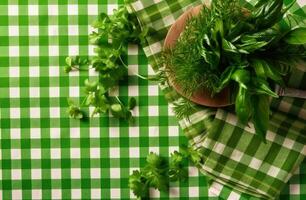 blanc en bois table couvert avec vert nappe de table et cuisine ustensiles. vue de Haut. vide nappe de table pour produit montage. gratuit espace pour votre texte. établi avec génératif ai technologie. photo