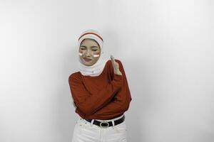 magnifique asiatique musulman femme portant une hijab avec main geste pose rejet ou interdiction avec copie espace. l'indonésie indépendance journée concept. photo