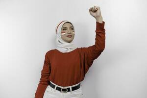 Jeune femme orateur portant rouge Haut et blanc hijab faire des gestes discours solennel avec mains isolé sur blanc Contexte. l'indonésie indépendance journée concept. photo