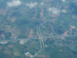 vue aérienne du champ agricole et de la rivière vue à travers la fenêtre de l'avion photo