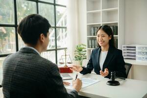 un avocat ou un juge d'affaires et de sexe masculin consultent une réunion d'équipe avec le concept de client, de droit et de services juridiques. service à la clientèle bonne coopération au bureau photo