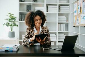 femme utilisant un téléphone intelligent pour les paiements mobiles, achats en ligne, canal omni, assise sur une table, écran d'interface graphique d'icônes virtuelles dans la lumière du matin photo