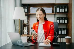 Justice et loi concept. femme avocat travail et juge dans une salle d'audience le marteau, travail avec tablette et portable dans Bureau photo