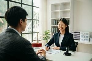 un avocat ou un juge d'affaires et de sexe masculin consultent une réunion d'équipe avec le concept de client, de droit et de services juridiques. service à la clientèle bonne coopération au bureau photo