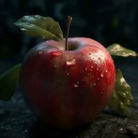 rouge Pomme avec l'eau gouttelettes sur une foncé Contexte. sélectif se concentrer. photo