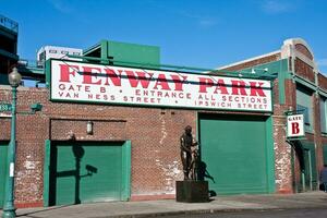 Boston, maman, Etats-Unis janvier dix 2010 statue de ted Williams dans de face de un de le les entrées à Fenway parc photo