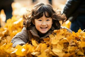 une fille en jouant dans une pile de feuilles photo