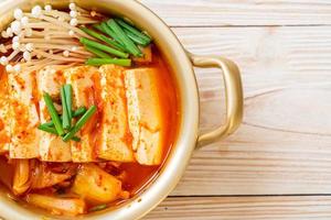 soupe de kimchi au tofu mou ou ragoût de kimchi coréen