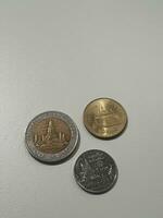 isolé blanc photo de 3 baht pièces de monnaie, dix centimes, 2 cents et 1 cent