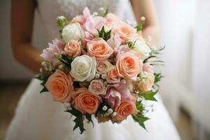 une magnifique la mariée en portant sa rose et blanc mariage bouquet photo