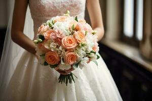 une magnifique la mariée en portant sa rose et blanc mariage bouquet photo