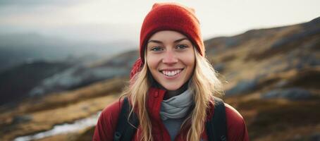 femme dans le montagnes avec sac à dos photo