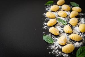 pâtes gnocchi italiennes traditionnelles - non cuites photo
