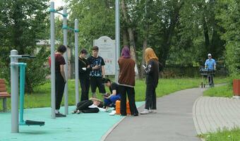 coulé Pétersbourg Russie - 08 01 2023 médecins enregistrer une garçon en jouant dans le parc. il est entouré par copains photo