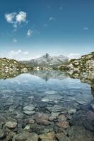 petit Montagne Lac avec transparent l'eau photo