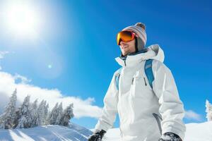 content Jeune homme dans ski des lunettes de protection et blanc veste sur le Contexte de hiver paysage, une Candide image de une sur de soi femme planche a neige dans le montagnes, ai généré photo