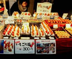 Osaka, Japon, 2018 - gros mochi rempli avec des fraises dans une afficher cabinet avec Japonais prix et Nom Étiquettes. couleurs et formes attrayant touristes à acheter à le kuromon ichiba marché. photo