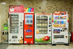 Osaka, Japon, 2018 - vente machine dans Japon ne pas seulement vendre breuvages et cigarettes, il aussi vend une large variété produit tel comme petit taille Sacs, petit parapluies, le déjeuner boîte ou tranche fruit. photo