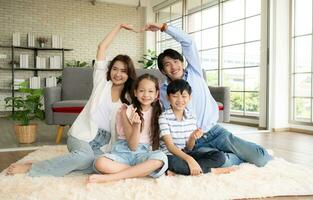 une garçon et une fille de un asiatique famille. photo