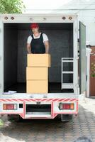 livraison homme avec des boites dans le camion, livraison et logistique concept photo