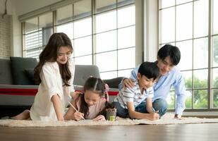 une garçon et une fille de un asiatique famille. le les enfants sont ayant amusement dans le art de dessin. photo