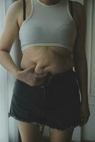 grosse femme mesure , grosse femme gros ventre joufflu bedonnant sport loisirs soins de santé perdre la graisse du ventre ne pas exercer concept photo