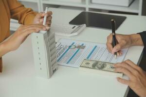 l'agent de courtage immobilier livre un échantillon d'une maison modèle au client, un contrat de prêt hypothécaire fait un bail et achète et vend une maison et contracte un concept de prêt hypothécaire d'assurance habitation photo