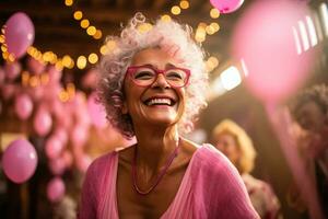 une femme dansant joyeusement à une survie fête célébrer la vie après conquête Sein cancer vide espace pour texte photo