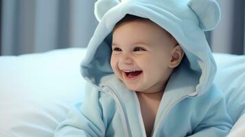 mignonne peu bébé, relaxant dans lit après bain, souriant Heureusement établi avec génératif Al technologie. photo