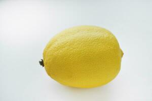 Jaune juteux citrons sur une blanc Contexte. citron fermer. photo