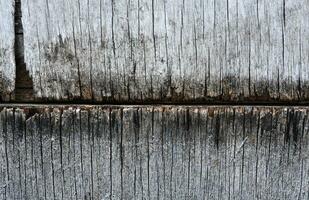 le surface de vieux pourri planches. des fissures dans le bois. vieux contre-plaqué. traces de peindre. photo