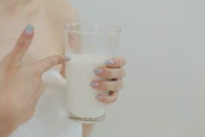 Jeune attrayant fille Espagnol apparence Enchanté avec le surprendre. et le Matin commencé avec un inattendu en bonne santé petit déjeuner. dans surprendre, elle agité sa mains et se réjouit à quoi est événement. photo