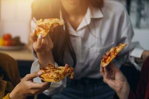 groupe de Jeune copains en mangeant Pizza à Accueil et ayant amusement photo