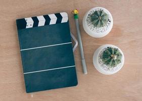 bureau avec cahier et cactus photo