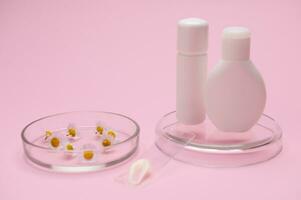pharmaceutique encore la vie avec blanc petit Vide bouteilles de beauté produit de Naturel biologique ingrédient sur pétri plat photo