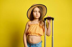 enfant fille avec branché valise, en voyageant à l'étranger pour été vacances. Voyage et réservation agence. voyage périple air vol photo