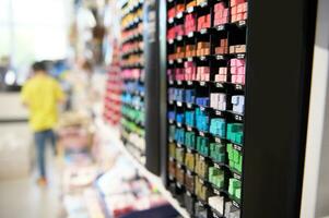 concentrer sur une étagère avec pastel dessin crayons de couleur sur le Contexte de flou gens achats dans le école papeterie boutique photo