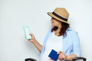 Enceinte femme passager vérification téléphone intelligent avec blanc banque numérique toucher filtrer. maquette. copie un d espace pour mobile app photo