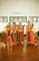 une groupe de traditionnel Javanais danseurs ayant amusement avec leur copains sur étape après le performance terminé photo